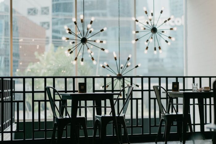 Moderne eettafel met stijlvolle designverlichting voor een sfeervolle eetkamer.